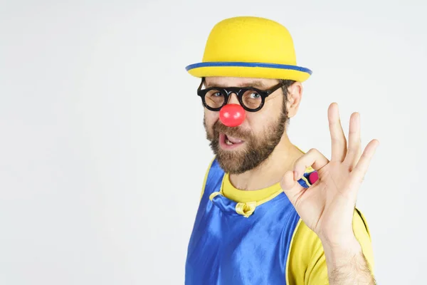 Tatil Konsepti Parlak Mavi Sarı Takım Elbiseli Gözlüklü Şapkalı Bir — Stok fotoğraf