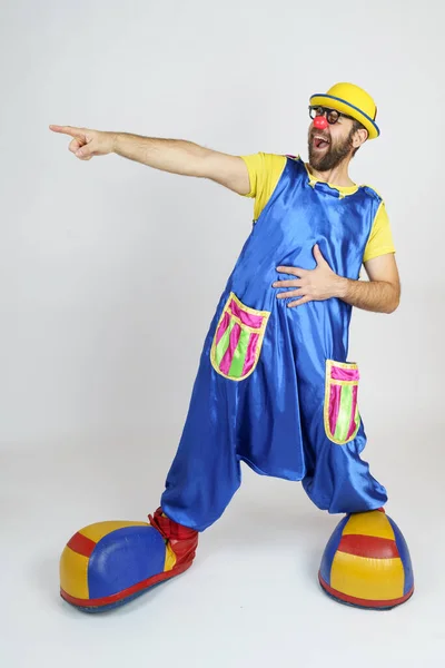 Concepto Vacaciones Payaso Con Traje Azul Amarillo Brillante Gafas Sombrero — Foto de Stock