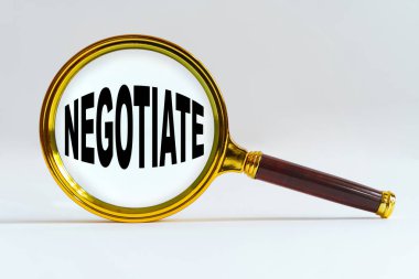 Finans ve ekonomi kavramı. Beyaz arkaplan üzerinde büyüteç, metin içinde - NEGOTIATE