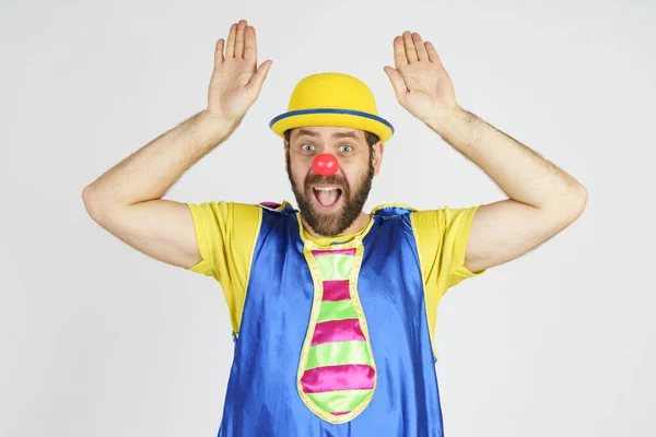 假期的概念 身着浅蓝色和黄色西装的小丑摆出手势 — 图库照片