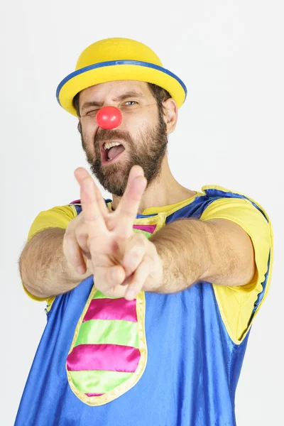 Ferienkonzept Ein Clown Einem Leuchtend Blau Gelben Anzug Zeigt Eine — Stockfoto