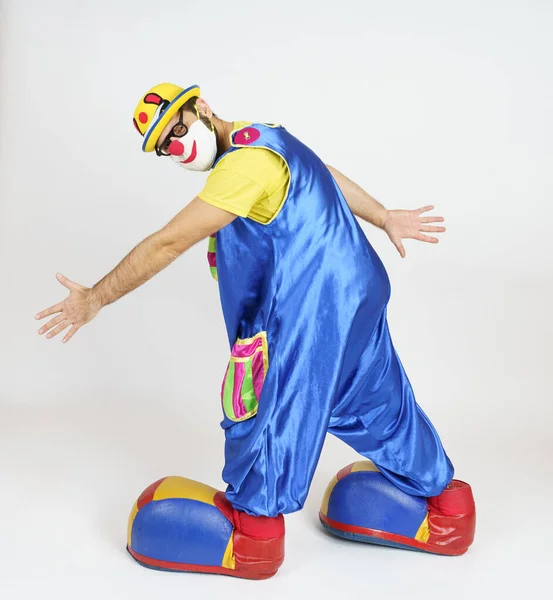 Концепція Свята Клоун Яскраво Синьо Жовтому Костюмі Окулярах Капелюсі Танцює — стокове фото