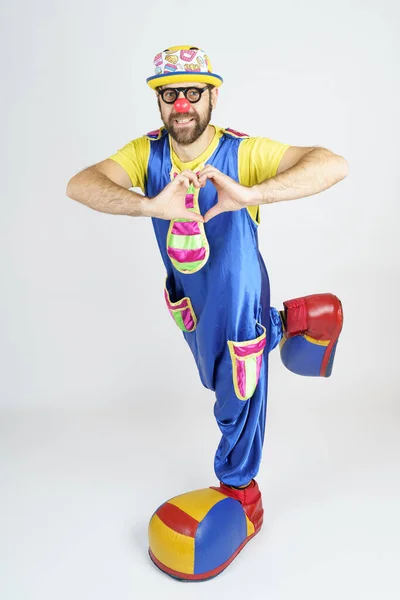 Concepto Vacaciones Payaso Hombre Con Traje Azul Amarillo Brillante Gafas — Foto de Stock