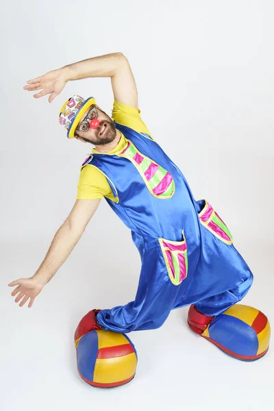 Ferienkonzept Der Clown Ist Ein Mann Einem Leuchtend Blauen Und — Stockfoto