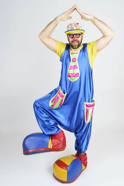 Concepto Vacaciones Payaso Hombre Con Traje Azul Amarillo Brillante Gafas — Foto de Stock