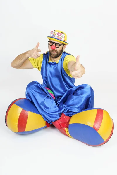 Concepto Vacaciones Payaso Con Traje Azul Amarillo Brillante Gafas Sombrero — Foto de Stock