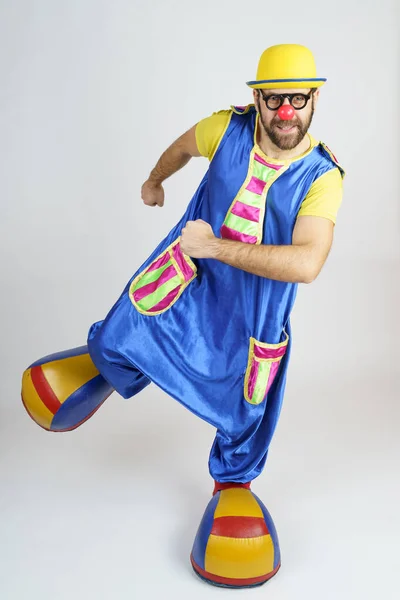 Ferienkonzept Der Clown Ist Ein Mann Einem Leuchtend Blauen Und — Stockfoto