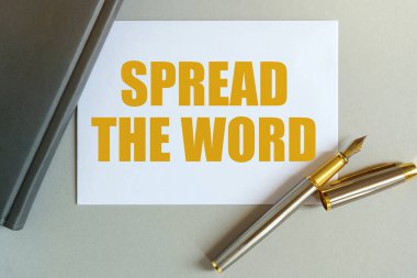 İş ve finans kavramı. Masanın üzerinde bir defter, bir kalem ve yazılı bir kartvizit var.