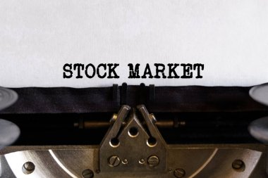 Finans ve iş konsepti. Yazılı metni olan klasik daktilo - STOCK MARKET