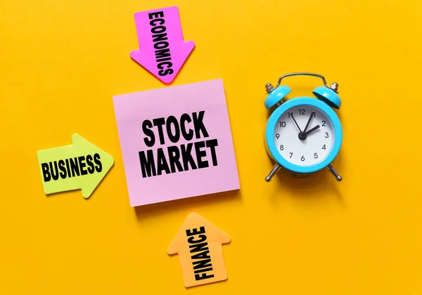 Finanz Und Wirtschaftskonzept Auf Gelbem Hintergrund Ein Blauer Wecker Mehrfarbige — Stockfoto