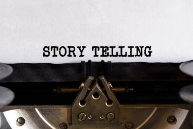 Finans ve iş konsepti. Daktiloyla yazılmış klasik daktilo - Hikaye Anlatma