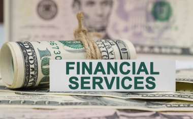Finans ve ekonomi kavramı. Masanın üzerinde banknotlar, bir tomar dolar ve üzerinde 
