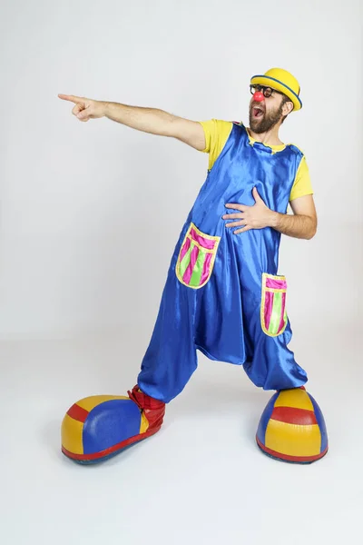 Ferienkonzept Ein Clown Leuchtend Blauem Und Gelbem Anzug Brille Und — Stockfoto