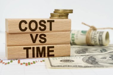 İş ve finans kavramı. Masanın üzerinde dolar, finansal tablolar ve yazıldığı ahşap tabaklar var.