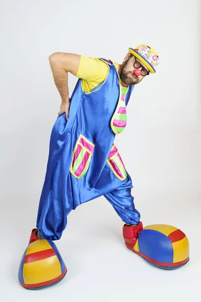 Concepto Vacaciones Payaso Hombre Traje Brillante Azul Amarillo Los Cristales — Foto de Stock