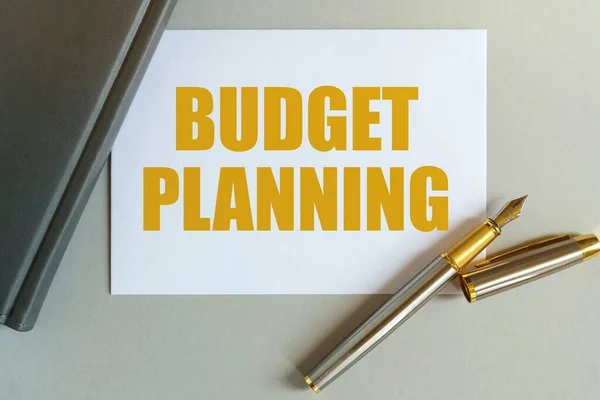 商业和金融概念 桌上有一个笔记本 一支钢笔和一张印有 预算计划 字样的名片 — 图库照片