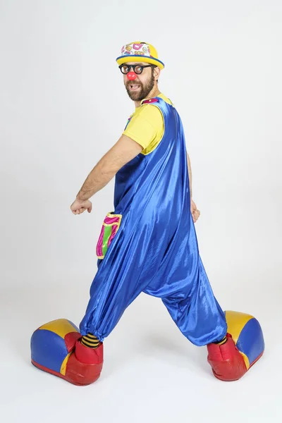 Ferienkonzept Der Clown Ist Ein Mann Einem Leuchtend Blauen Und — Stockfoto