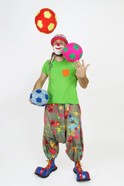 Концепция Праздника Веселья Клоун Жонглирует Мячами Изолированные Белом — стоковое фото