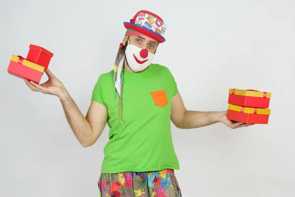 Ferien Und Spaßkonzept Der Clown Hält Geschenke Den Händen Isoliert — Stockfoto