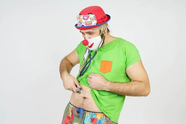 Ferien Und Spaßkonzept Der Clown Spielt Arzt Und Hört Seinem — Stockfoto