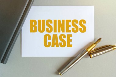 İş ve finans kavramı. Masanın üzerinde bir defter, bir kalem ve bir kartvizit var. Üzerinde 