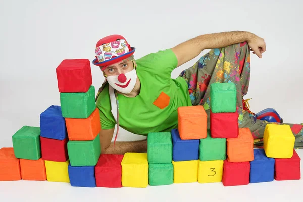 Ferien Und Spaßkonzept Der Clown Liegt Auf Dem Boden Hinter — Stockfoto