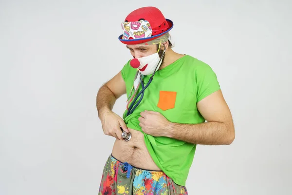 Ferien Und Spaßkonzept Der Clown Spielt Arzt Und Hört Seinem — Stockfoto