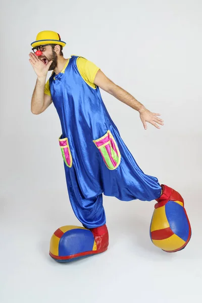 Humor Und Spaßkonzept Ein Clown Hellen Kostüm Schreit Mit Der — Stockfoto