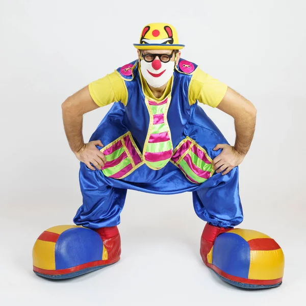 Humour Concept Amusant Clown Costume Brillant Assis Comme Samouraï — Photo