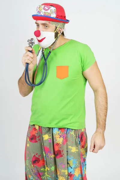 Koncepcja Wakacji Zabawy Klaun Bawi Się Doktora Podsłuchuje Się Stetoskopem — Zdjęcie stockowe