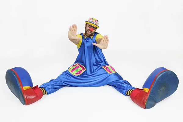 Humor Und Spaßkonzept Ein Clown Hellen Kostüm Sitzt Mit Gespreizten — Stockfoto