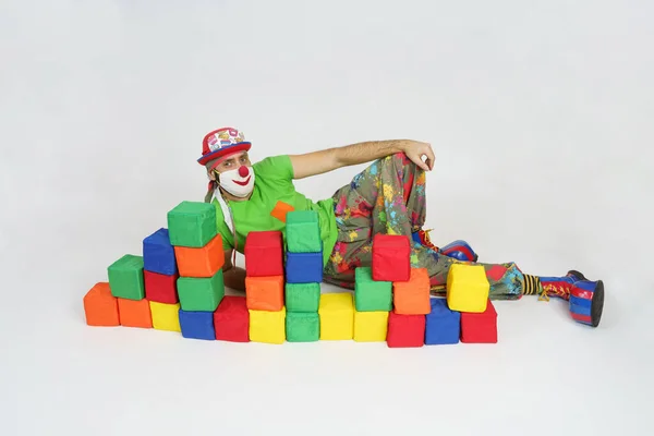 Vacanza Divertimento Concetto Clown Sdraiato Sul Pavimento Dietro Cubi Colorati — Foto Stock