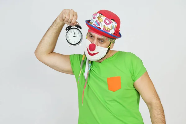 Ferien Und Spaßkonzept Der Clown Hält Einen Wecker Der Hand — Stockfoto