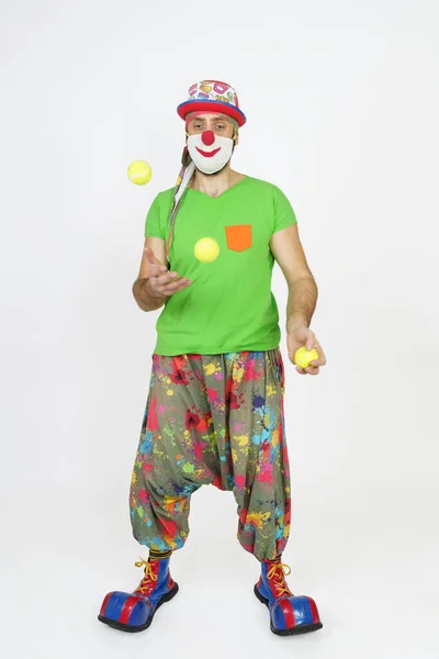 Férias Conceito Divertido Palhaço Faz Malabarismos Com Bolas Isolado Branco — Fotografia de Stock