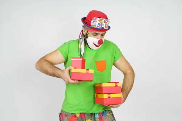 Ferien Und Spaßkonzept Der Clown Hält Geschenke Den Händen Isoliert — Stockfoto