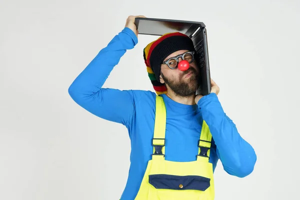Святкування Концепція Спілкування Клоун Яскравому Одязі Тримає Ноутбук Над Головою — стокове фото