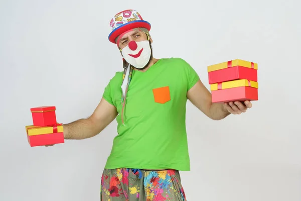 Ferien Und Spaßkonzept Der Clown Hält Geschenke Den Händen Isoliert — Stockfoto
