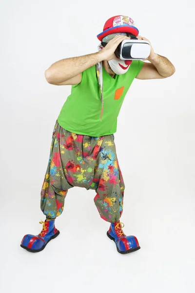 Ferien Und Spaßkonzept Der Clown Spielt Hat Eine Virtuelle Brille — Stockfoto