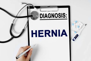 Tıp ve sağlık konsepti. Masanın üzerinde bir stetoskop, bir hap termometresi ve bir teşhis kağıdı var. Metin kağıtta 