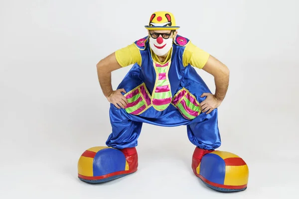 Humor Und Spaßkonzept Clown Hellen Anzug Setzte Sich Wie Ein — Stockfoto