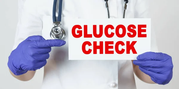 医学和健康概念 医生把他的手指指向一个标牌 上面写着 Glucose Check — 图库照片