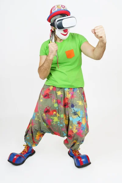 Vacanza Divertimento Concetto Clown Gioca Occhiali Virtuali Sulla Testa Combatte — Foto Stock