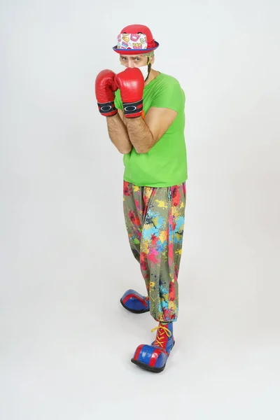 Ferien Und Spaßkonzept Der Clown Spielt Boxen Isoliert Auf Weiß — Stockfoto