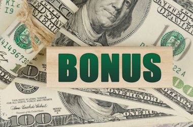 İş ve finans kavramı. Dolarların üzerinde tahtadan bir tabakta 