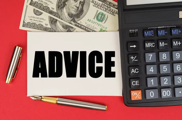 商业和金融概念 在红色的背景下 在这些钱中 一个计算器和一支笔上有一个标有 Advice 字样的符号 — 图库照片