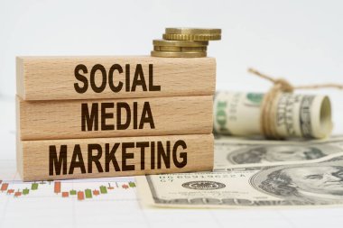 İş ve finans kavramı. Masanın üzerinde dolar, finansal tablolar ve yazıldığı ahşap tabaklar var - SOSYAL MEKETING