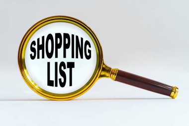 Finans ve ekonomi kavramı. Beyaz arkaplanda büyüteç, metin içinde - Alışveriş Listesi