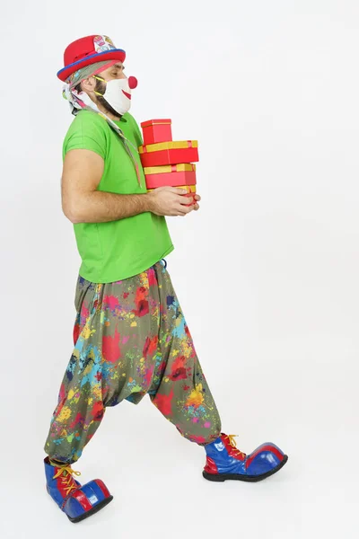 Ferien Und Spaßkonzept Der Clown Hält Geschenke Den Händen Geht — Stockfoto