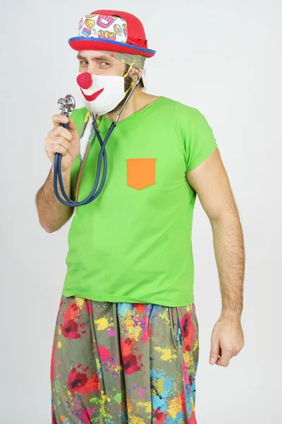 Koncepcja Wakacji Zabawy Klaun Bawi Się Doktora Podsłuchuje Się Stetoskopem — Zdjęcie stockowe