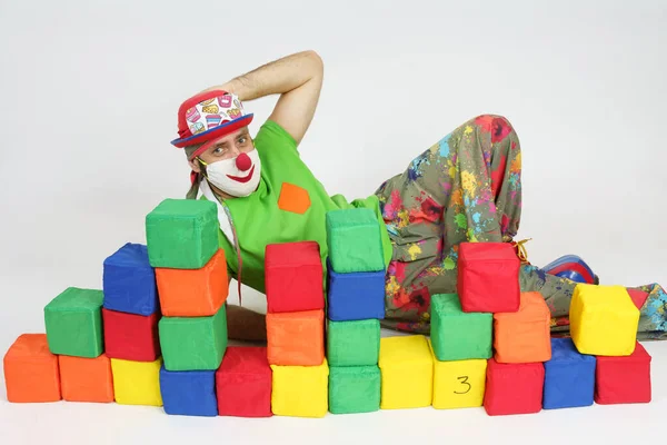 Святкова Весела Концепція Клоун Лежить Підлозі Різнокольоровими Кубиками Ізольовані Білому — стокове фото